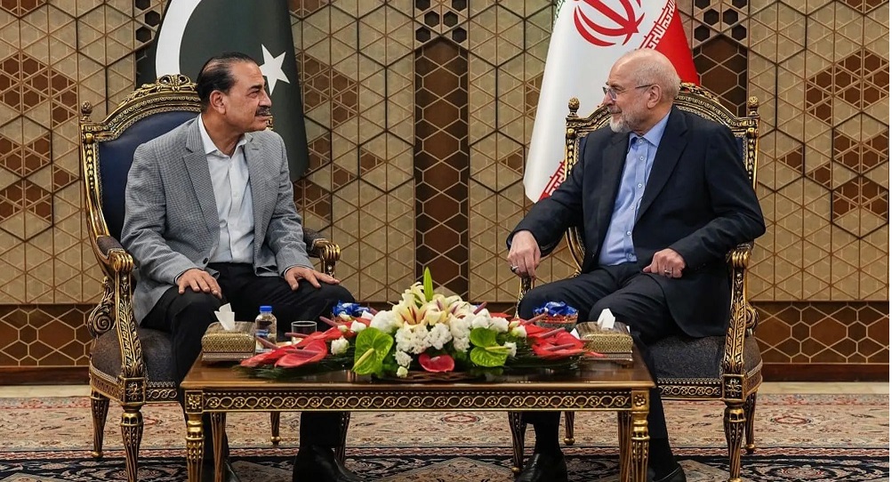 قائد جيش باكستان يصل إلى طهران بهدف إحياء المسار الدبلوماسي