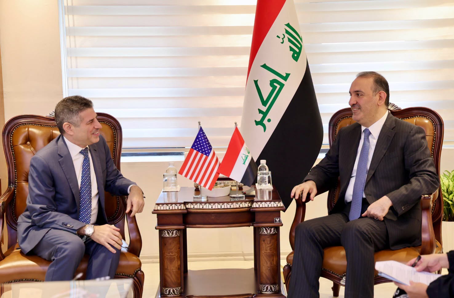 وزير الداخلية يؤكد للقائم بالأعمال الأمريكي جاهزية الوزارة لتسلّم الملف الأمني في المدن