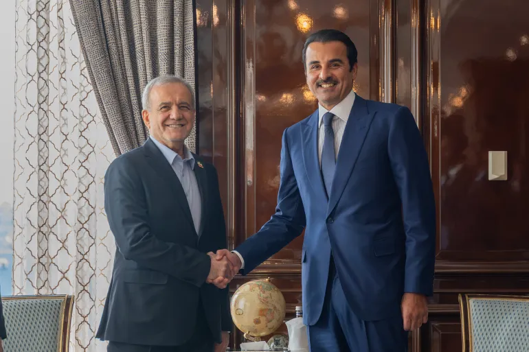 أمير دولة قطر يبحث مع الرئيس الايراني مستجدات المفاوضات ومضيق هرمز وإمدادات الطاقة