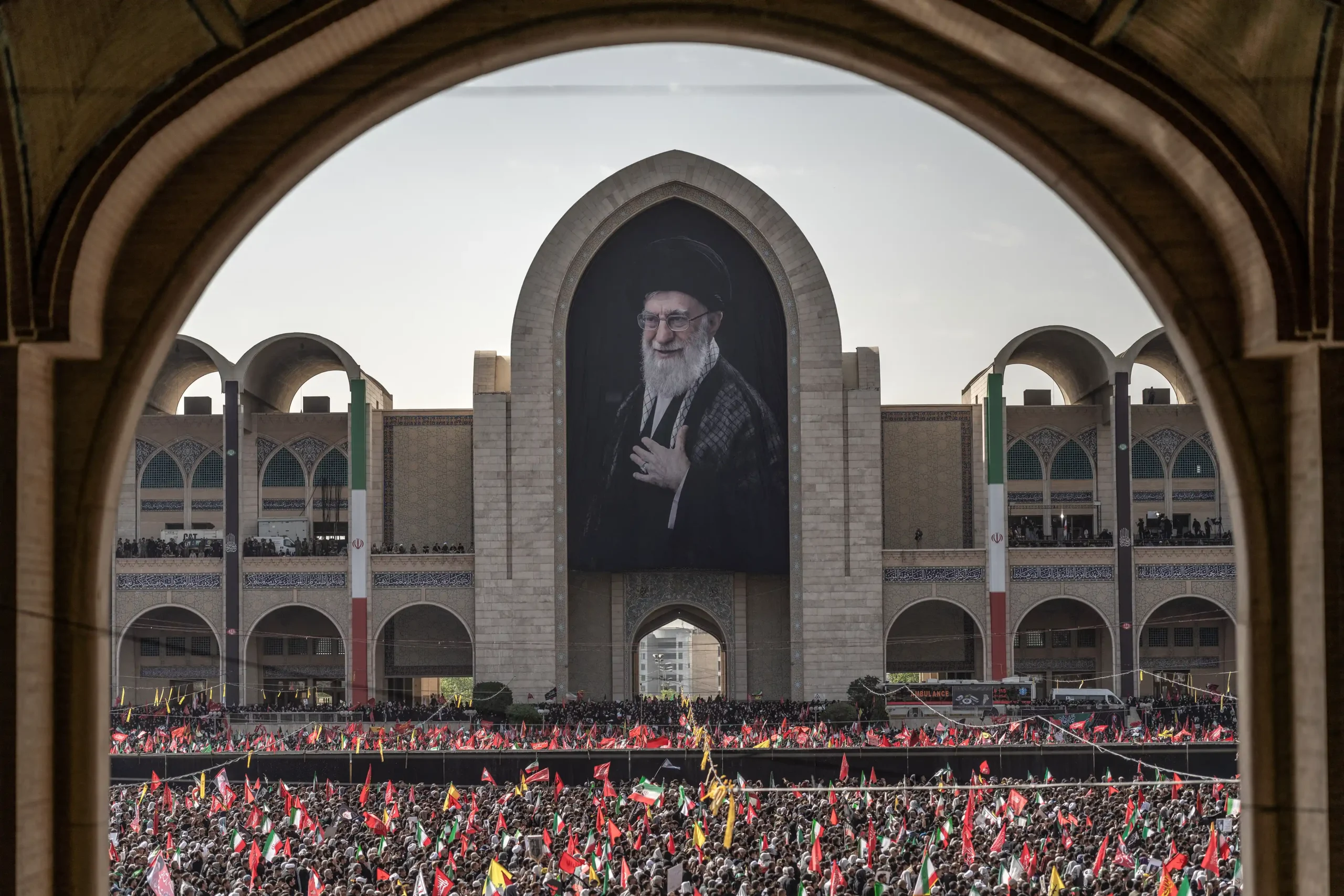 طهران: الملايين يودعون جثمان المرشد الاعلى الراحل علي خامنئي