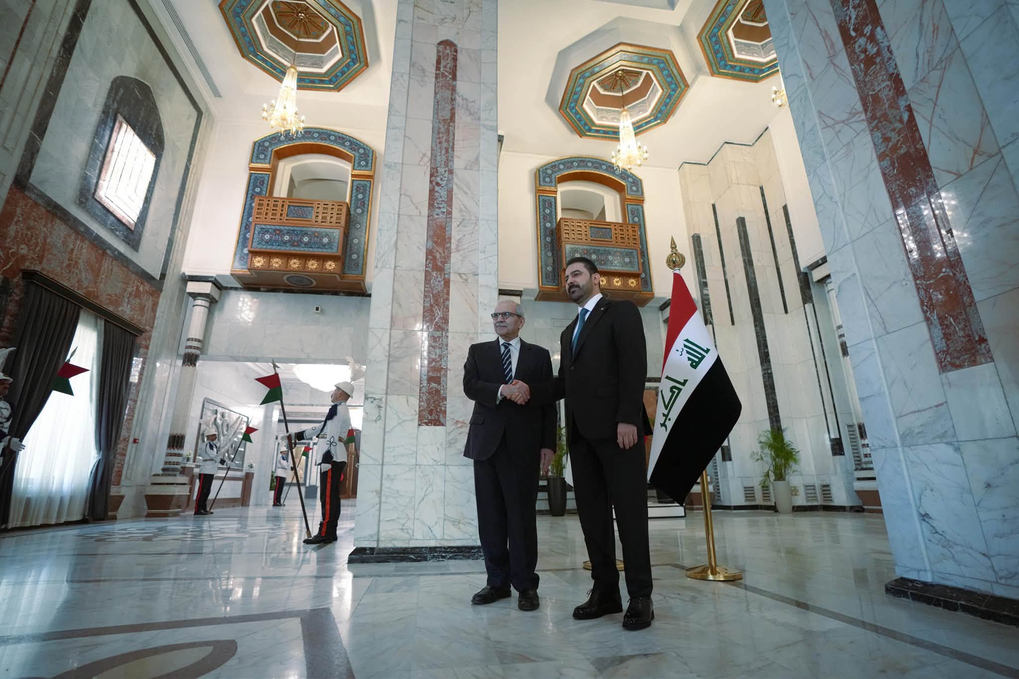 رئيس الوزراء علي الزيدي يستقبل نظيره اللبناني نواف سلام في القصر الحكومي ببغداد