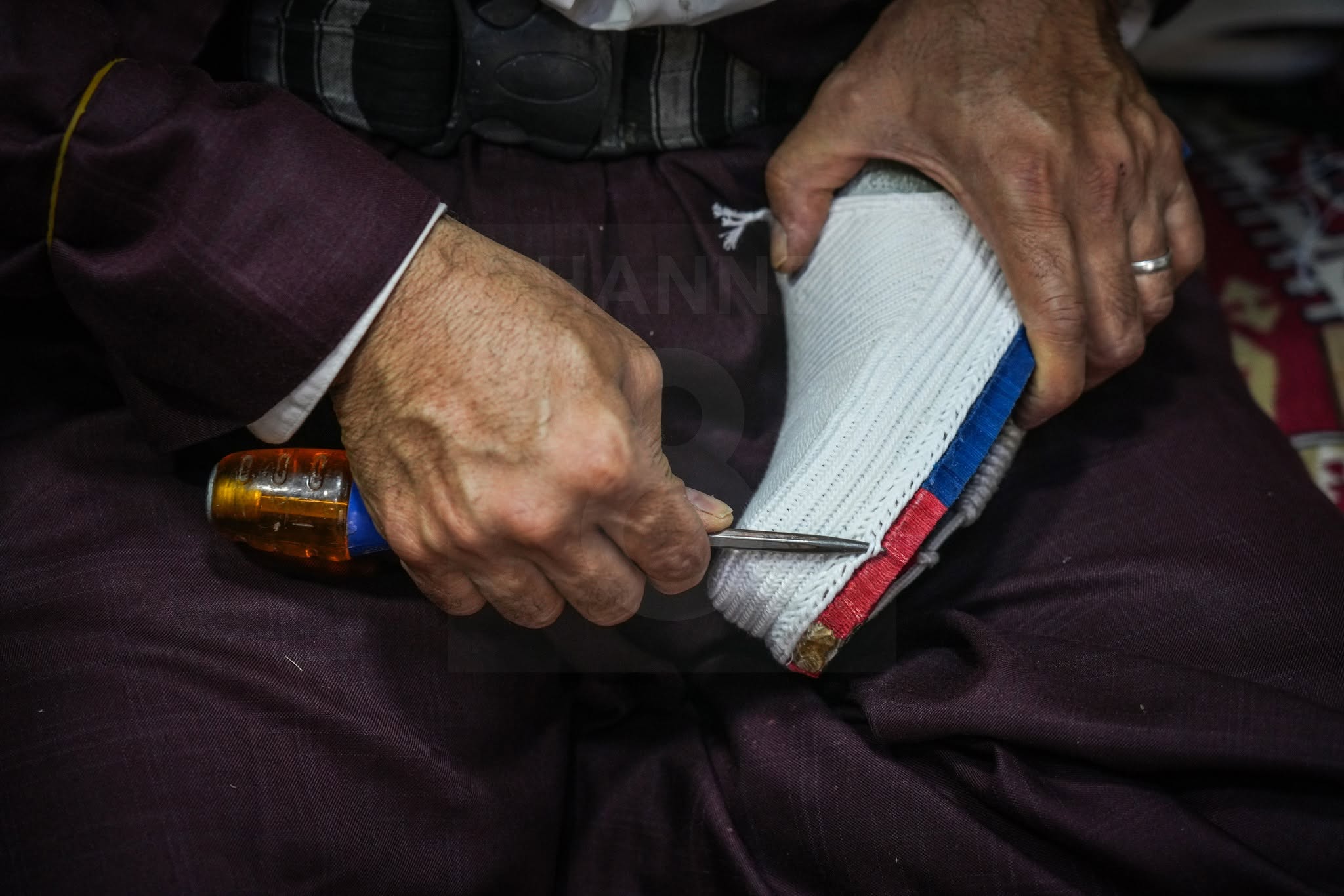 سوق بيع الكلاش الكوردي في شارع صابونكران بالسليمانية.. نبض التراث وعبق الأجداد