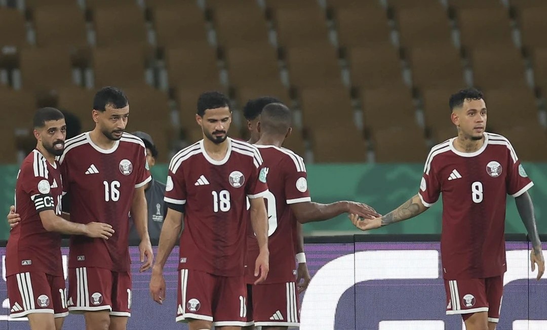 قطر تكسب البحرين بهدفين وتتصدر المجموعة الثانية مؤقتاً