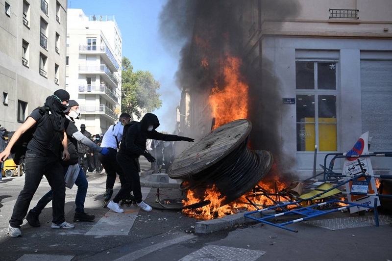 وزير الداخلية يأمر بوقف إطلاق القنابل الصوتية على الإحتجاجات الطلابية في المدن الفرنسية
