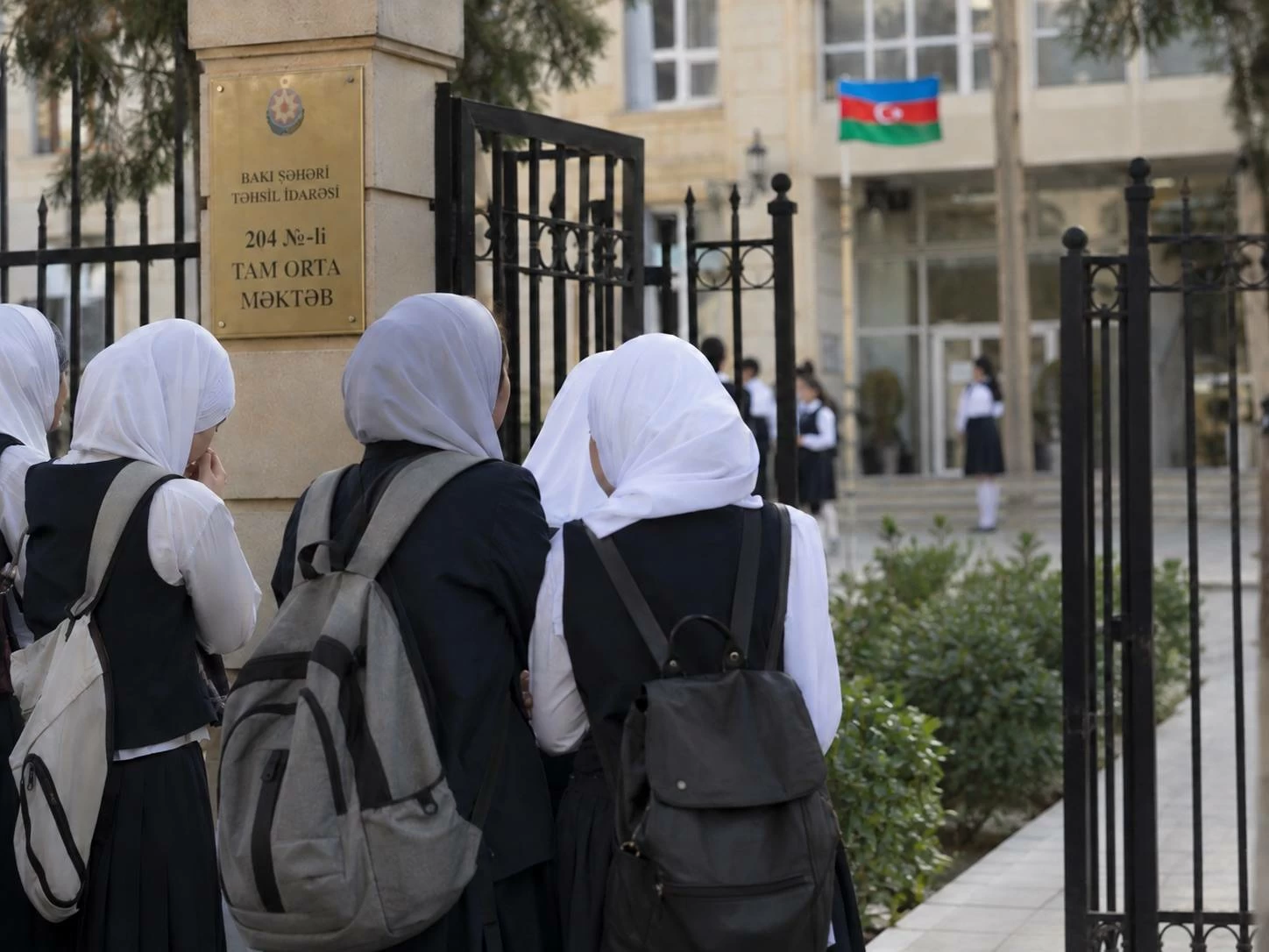 الحجاب في مدارس أذربيجان يشعل أزمة.. 37 موقوفا واحتجاجات بالمدارس