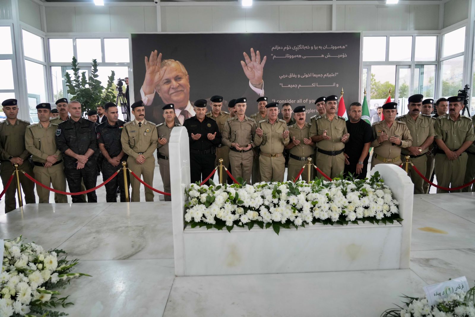 بالصور.. الجميع يتوافدون على ضريح مام جلال