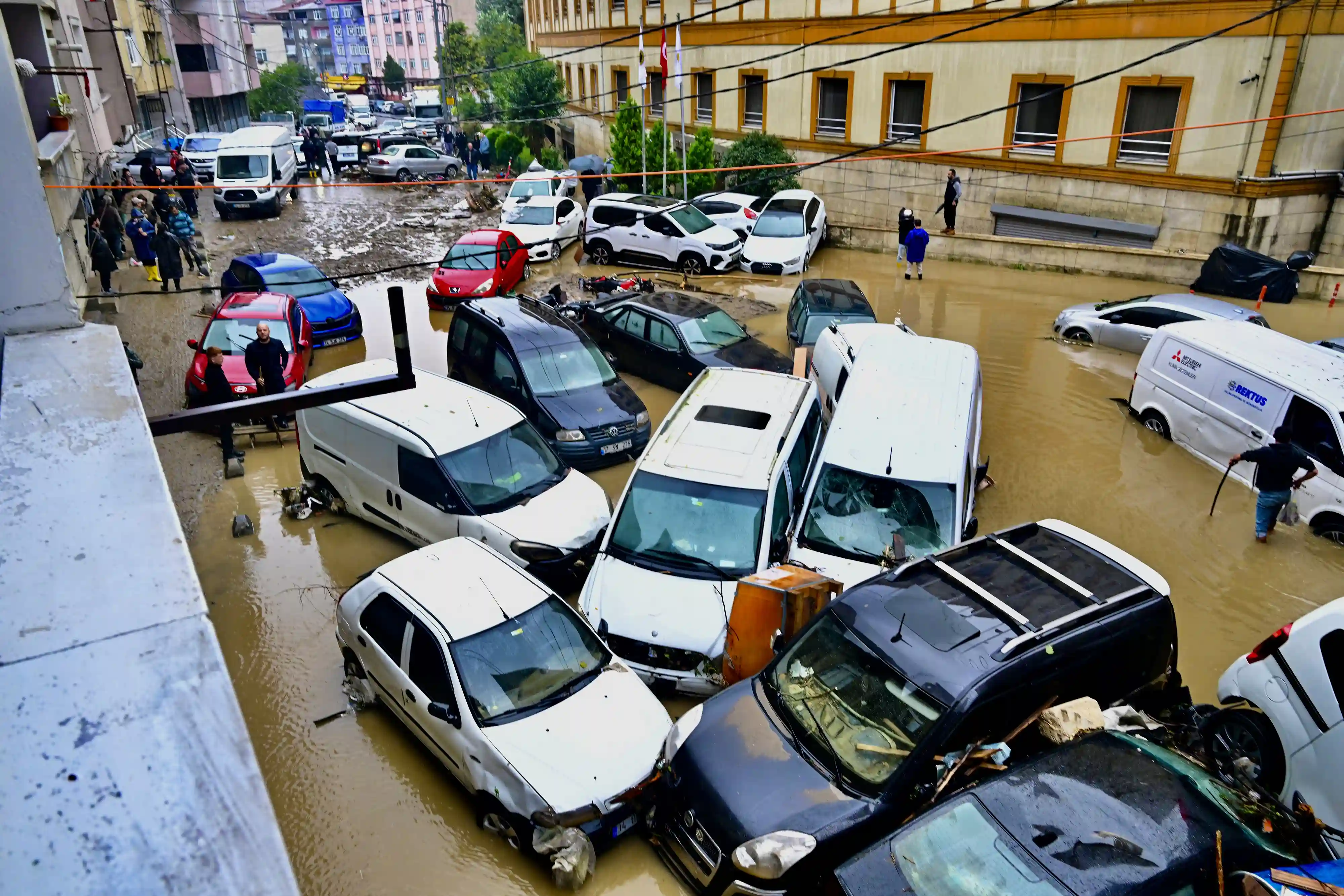 باران و لافاو ئیستانبوڵی گرتەوە و داوا لە دانیشتوانەکەی دەکرێت لە ماڵەکانیان بمێننەوە