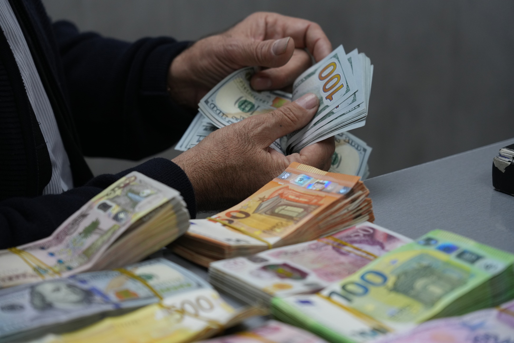دینار بەرامبەر دۆلار دابەزى