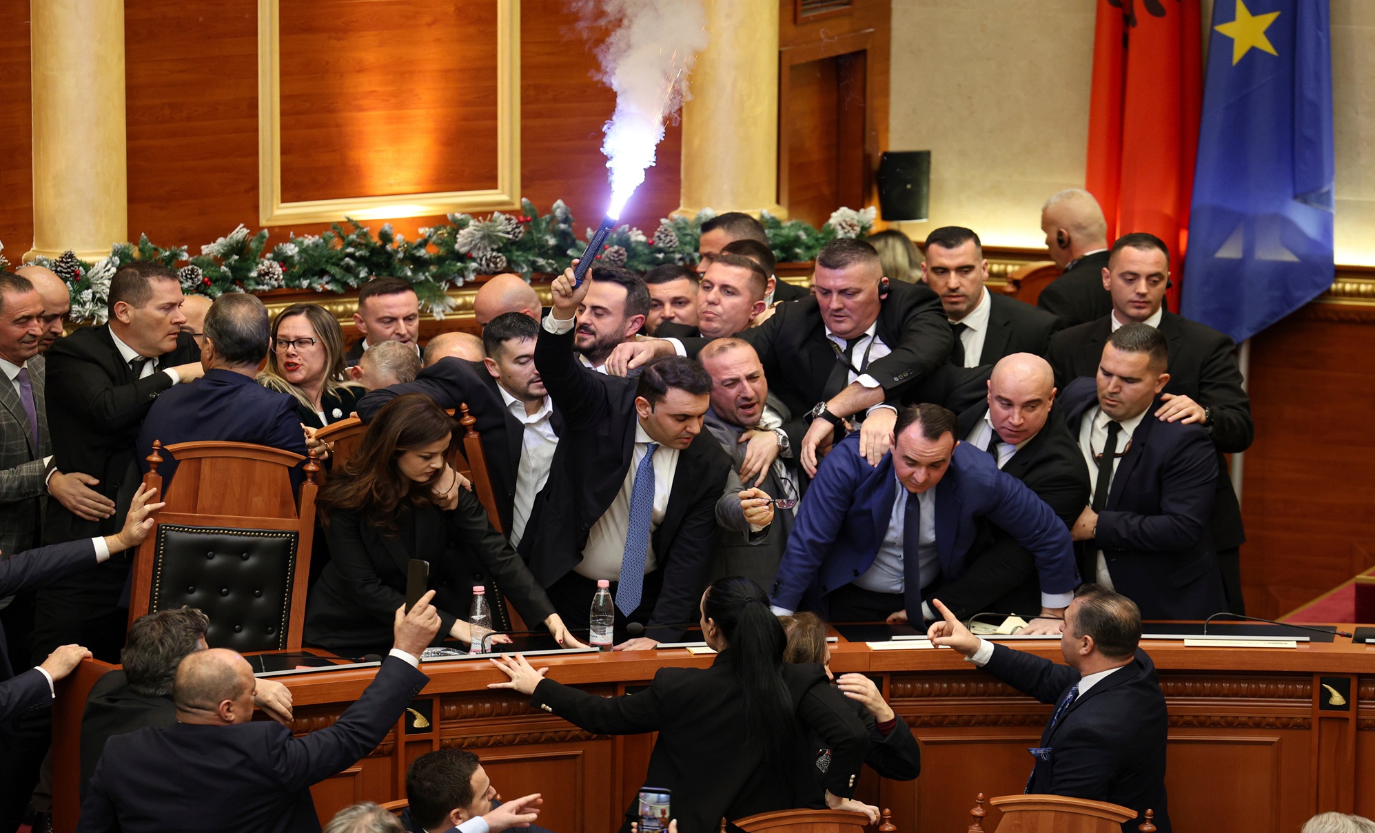 گرژی و پەلاماردانی یەکدی لە پەرلەمانی ئەلبانیا دروست بوو