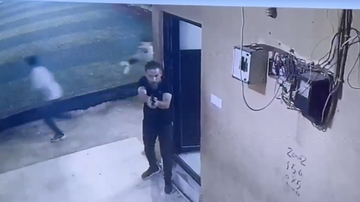 دیمەنێکى ڕووبەڕووبوونەوەکە لە کامێراى چاودێرییەوە