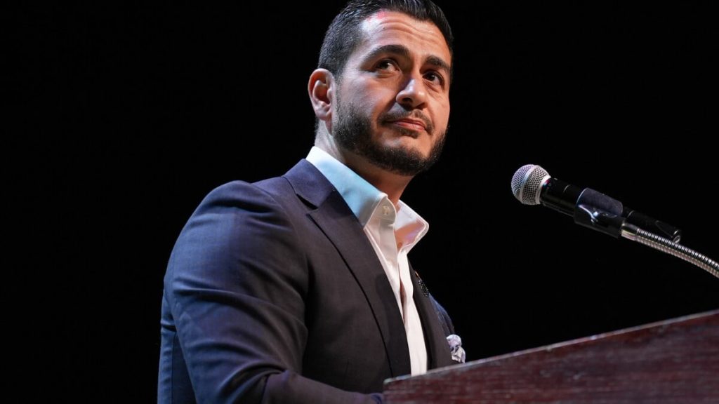 هاوڵاتییەکى ئەمریکى بە ڕەچەڵەک میسڕى لە دەرگاى ئەنجوومەنى پیران دەدات