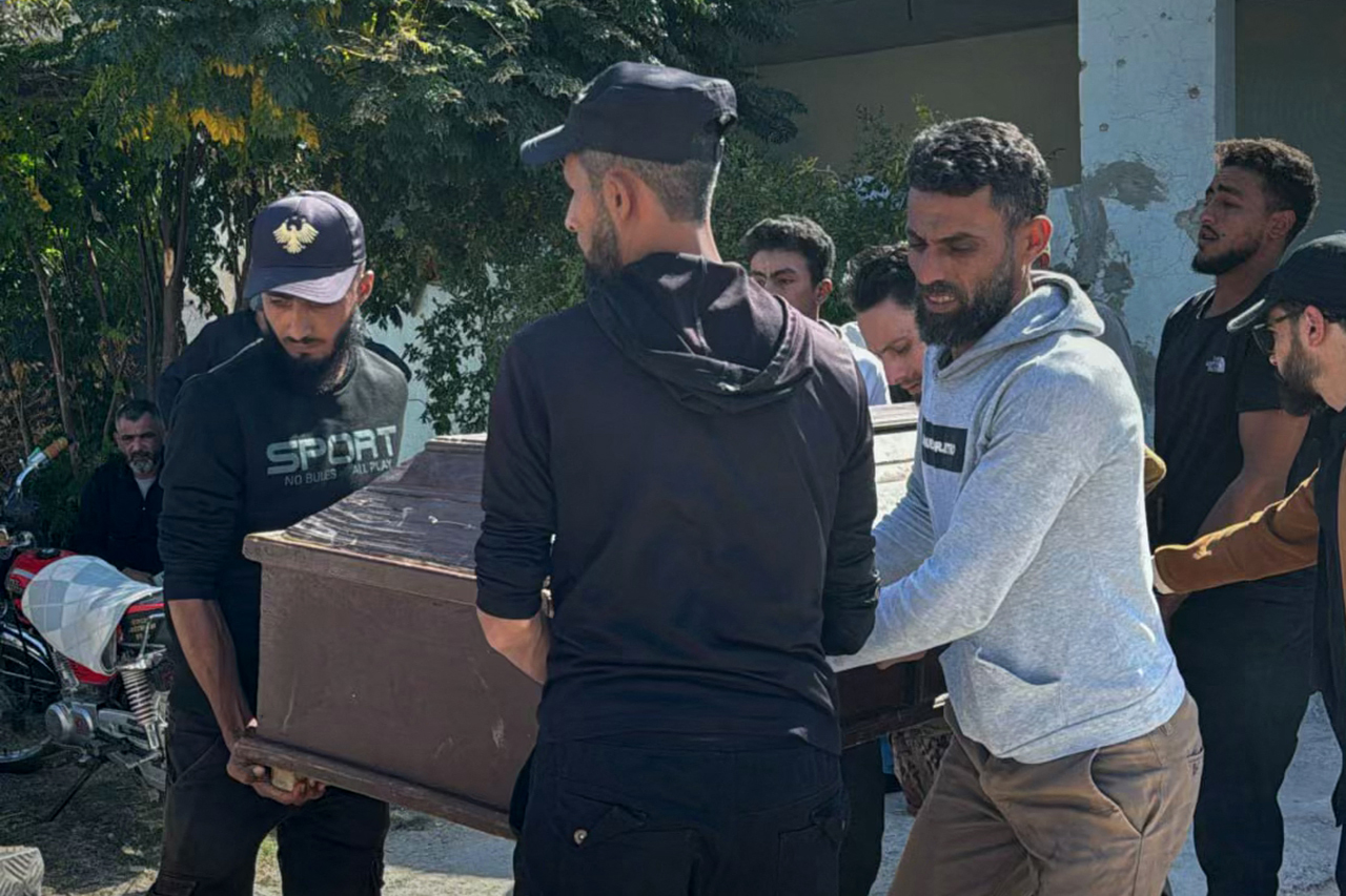 دیمەنێک لە ڕێوڕەسمى بە خاکسپاردنى چەکدارێکى کوژراو لە هێرشێکى ئیسرائیلدا
