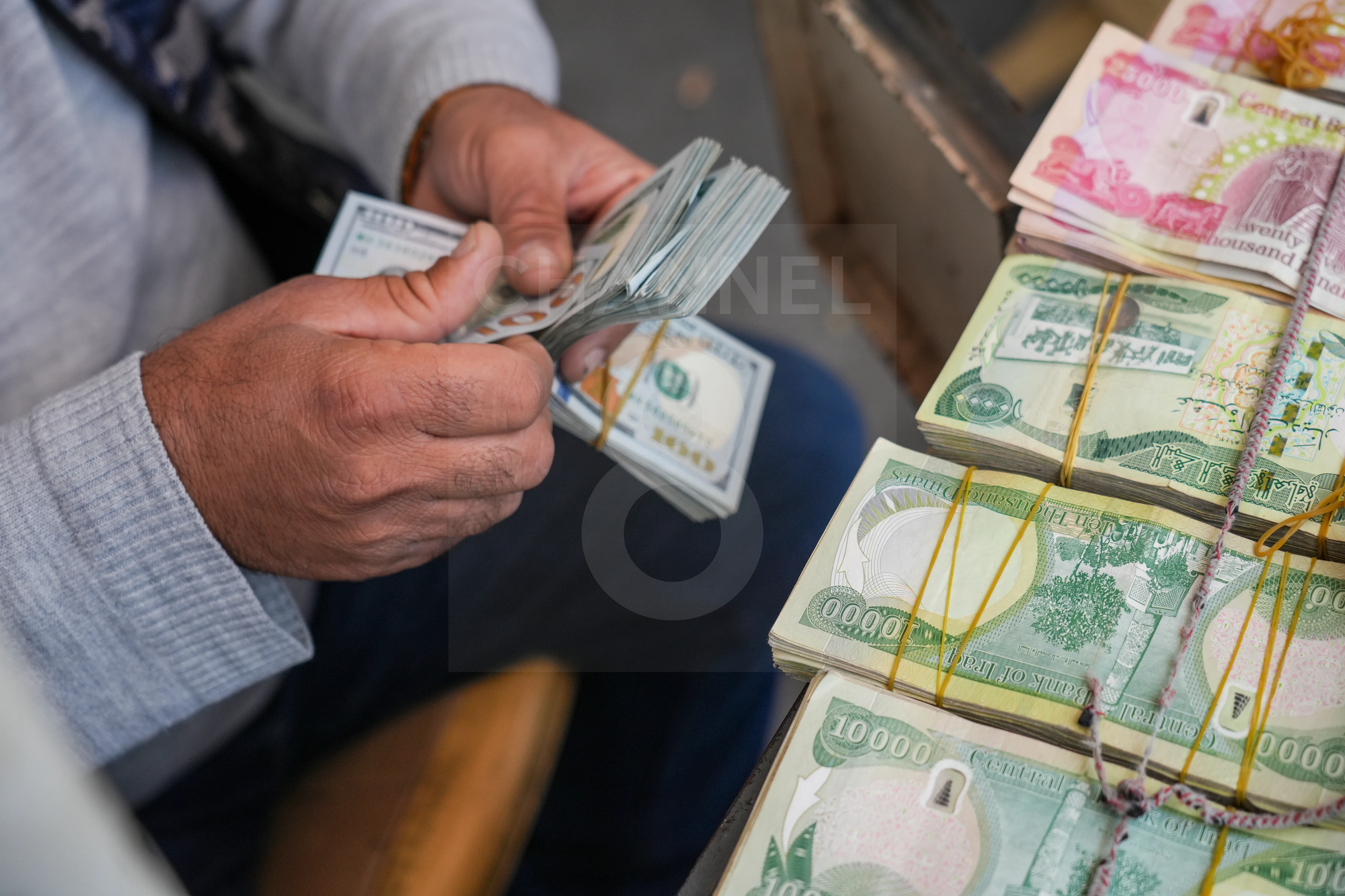 دینار بەرامبەر دۆلار دابەزى