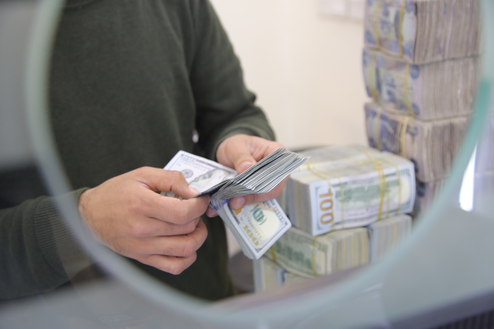 ئاڵوگۆڕکارێکى دراو لە بازاڕى دۆلارەکەى سلێمانى فۆتۆ؛ حەمە سوور