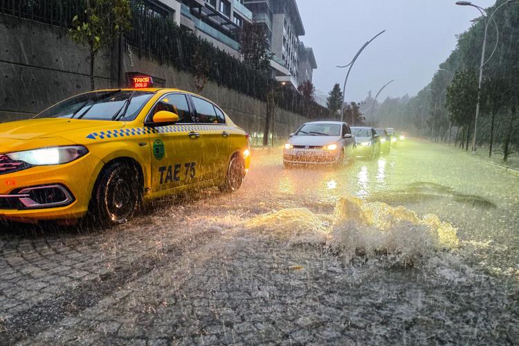 Heavy Rain Floods Istanbul, Killing at Least Two People