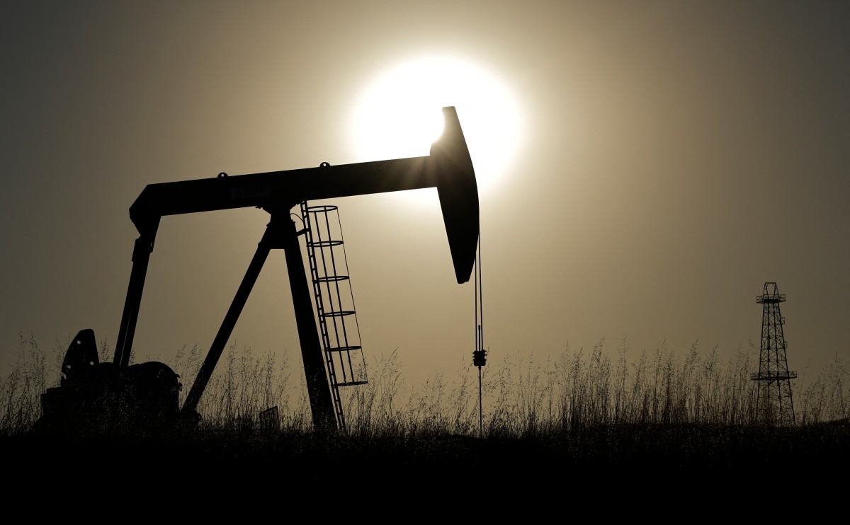 Oil Rises as Middle East Risks Keep Brent Near Five-Month High