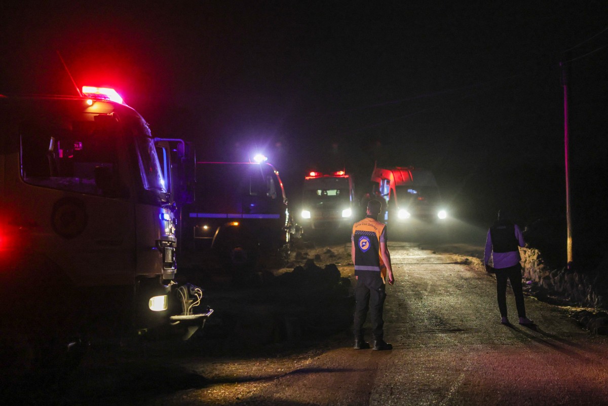 Ambulaces and firetrucks arrive at a site targeted by airstrikes carried out by Jordan on the village of Al-Taf in the Al-Lajat region, located in the northeastern countryside of Daraa, on october 27, 2026.  Photo by Bakr ALkasem / AFP