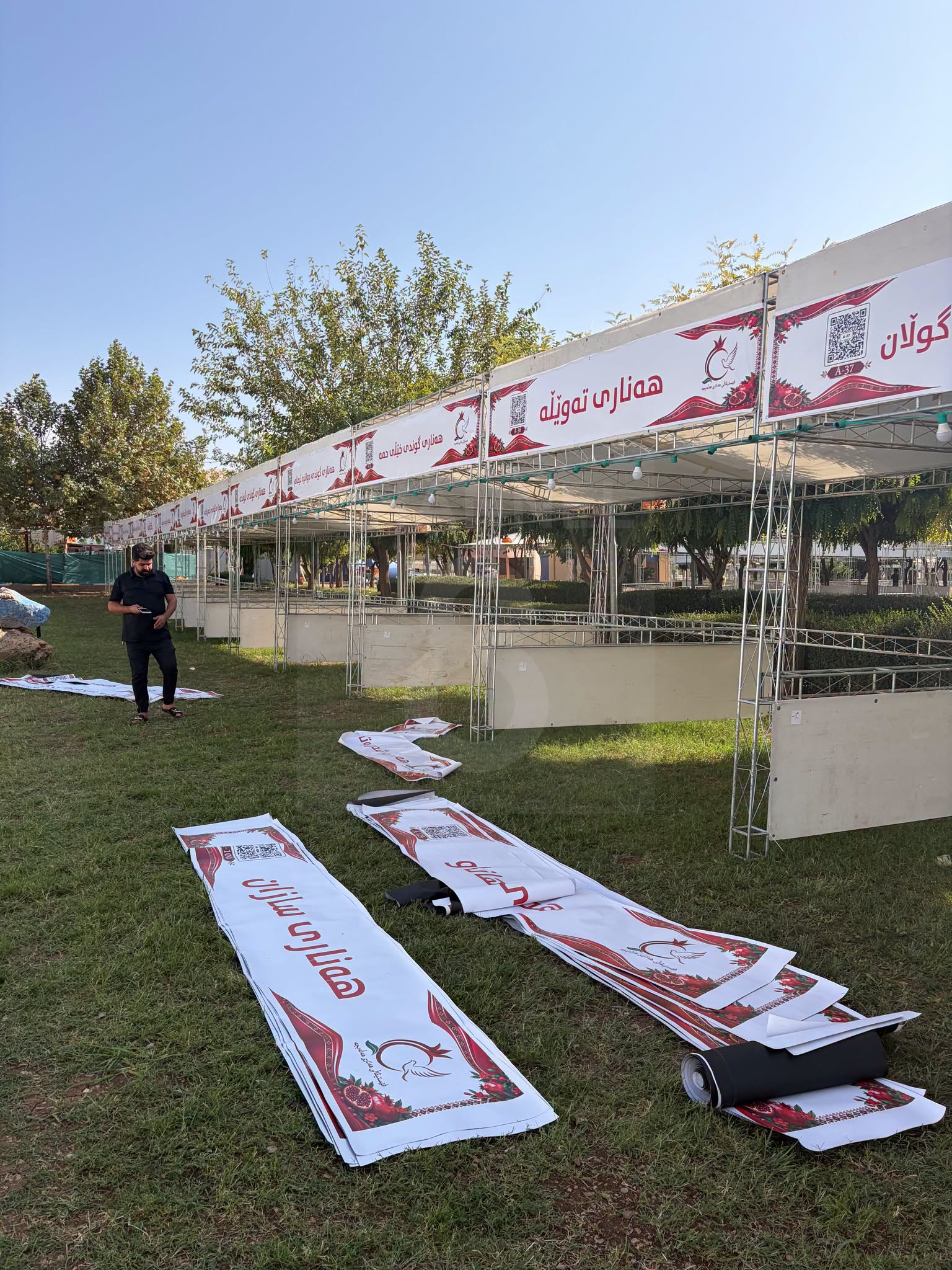 Workers in Halabja set up booths for the annual Pomegranate Festival on October 26, 2026, ahead of an expected influx of tourists from across the country when the event begins. Photo: Nabaz Omar / Channel8 