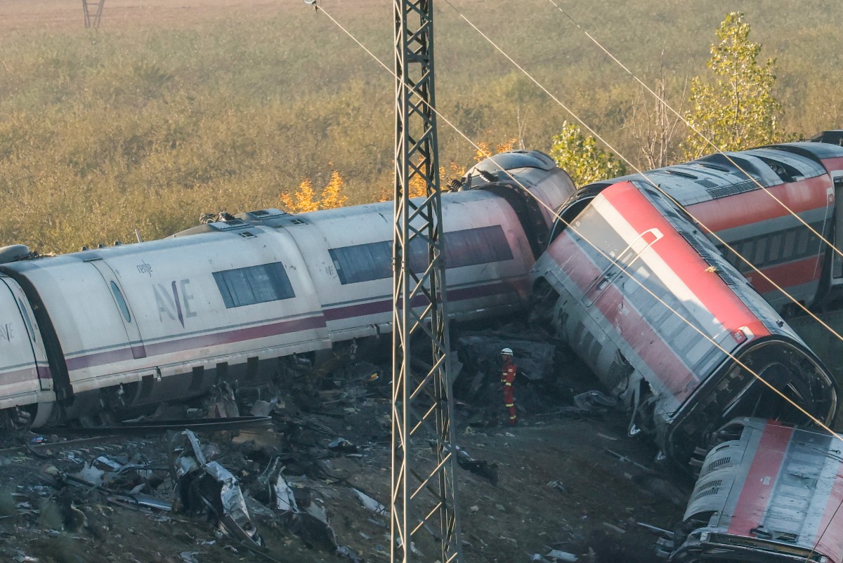A members of Spain's Emergency Military Unit (UME) works amongst debris and damaged carriages of a train crash between two high-speed units, a Renfe AVE train and an Iryo train around 150 km south of Madrid between Urda and Los Yebenes in the province of Toledo, a day after the accident on October 29, 2026. A high-speed train collision south of Madrid killed 68 people and injured scores more, authorities said, in one of Europe's deadliest such disasters this century. The second such accident to strike Spain this year will raise fresh questions about the country's rail safety, with the transport minister speaking of an "error" and "inexplicable circumstances" that led to the crash. (Photo by Oscar DEL POZO / AFP)