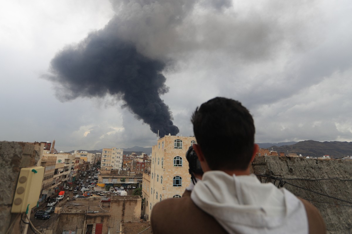 A photojournalist takes a picture of smoke after an Israeli air strike on Yemen's Huthi-held capital Sanaa on August 24, 2025. Photo: AFP 