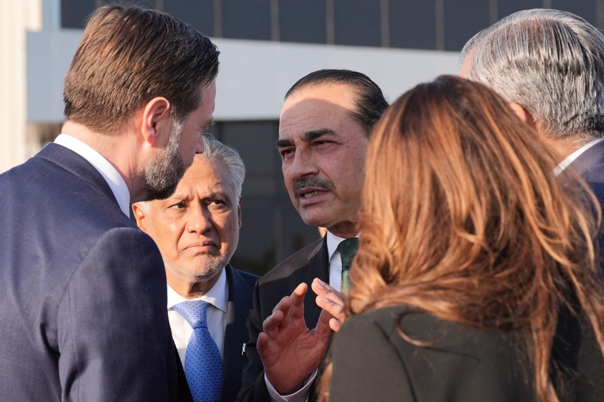 US Vice President JD Vance (L) talks to Pakistan's Army Chief and Field Marshal Syed Asim Munir (C) and Foreign Minister Ishaq Dar (2L) before boarding the Air Force Two after attending talks on Iran in Islamabad on April 12, 2026.