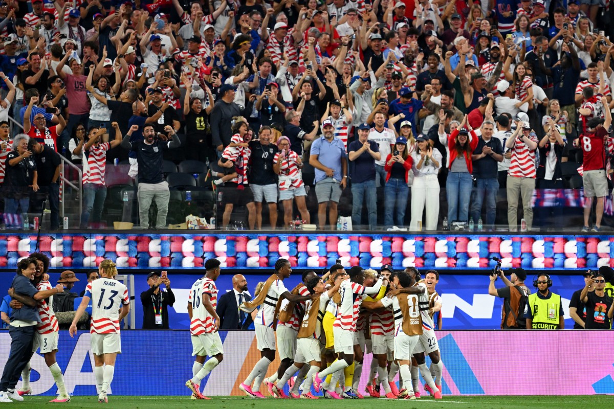 US midfielder #07 Giovanni Reyna celebrates with teammates after scoring his team's fourth goal during the 2026 World Cup Group D football match between USA and Paraguay at the Los Angeles Stadium in Inglewood on June 12, 2026. (Photo by Patrick T. Fallon / AFP)