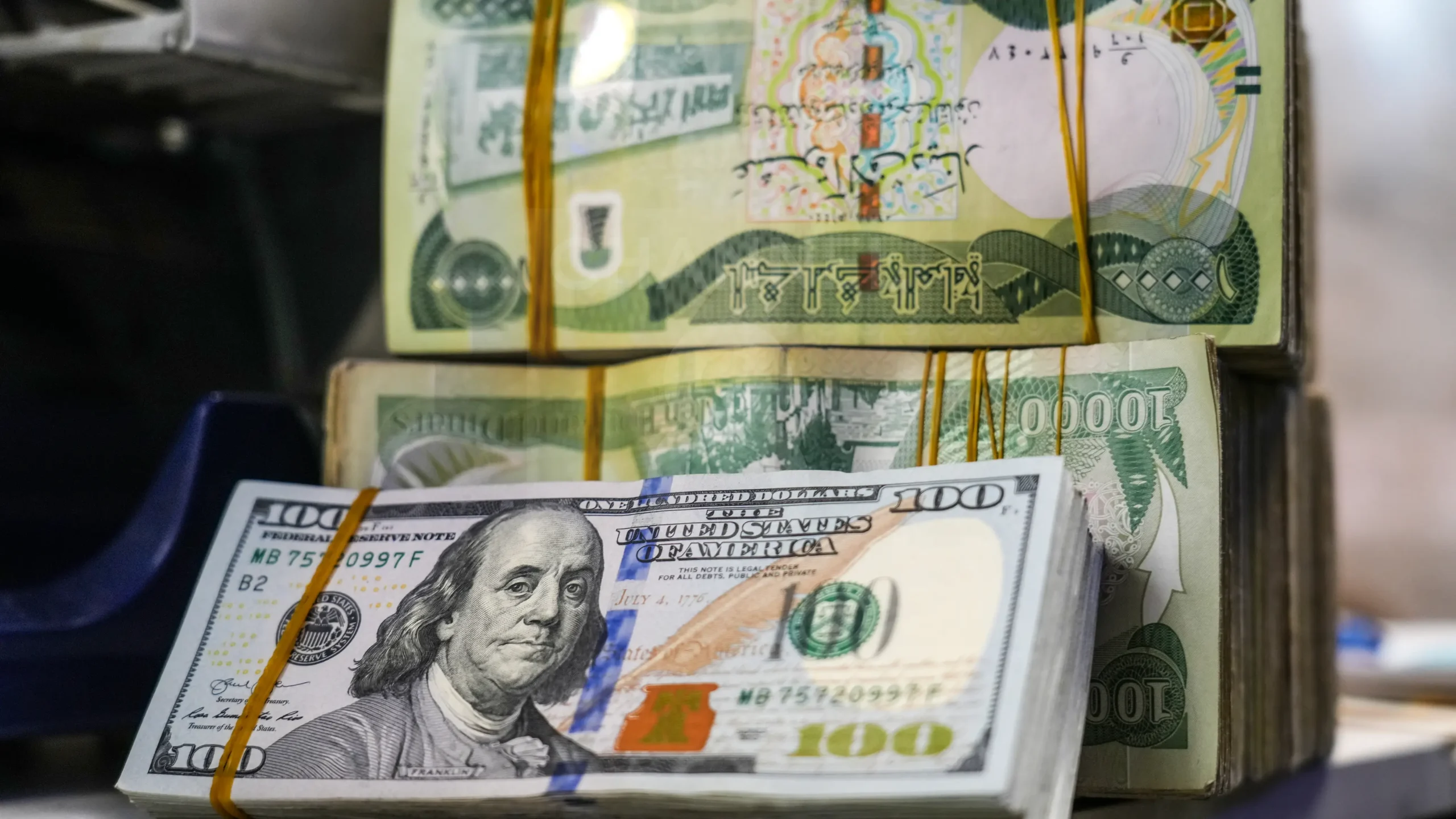 Iraqi dinar and dollar. Photo: Channel8   