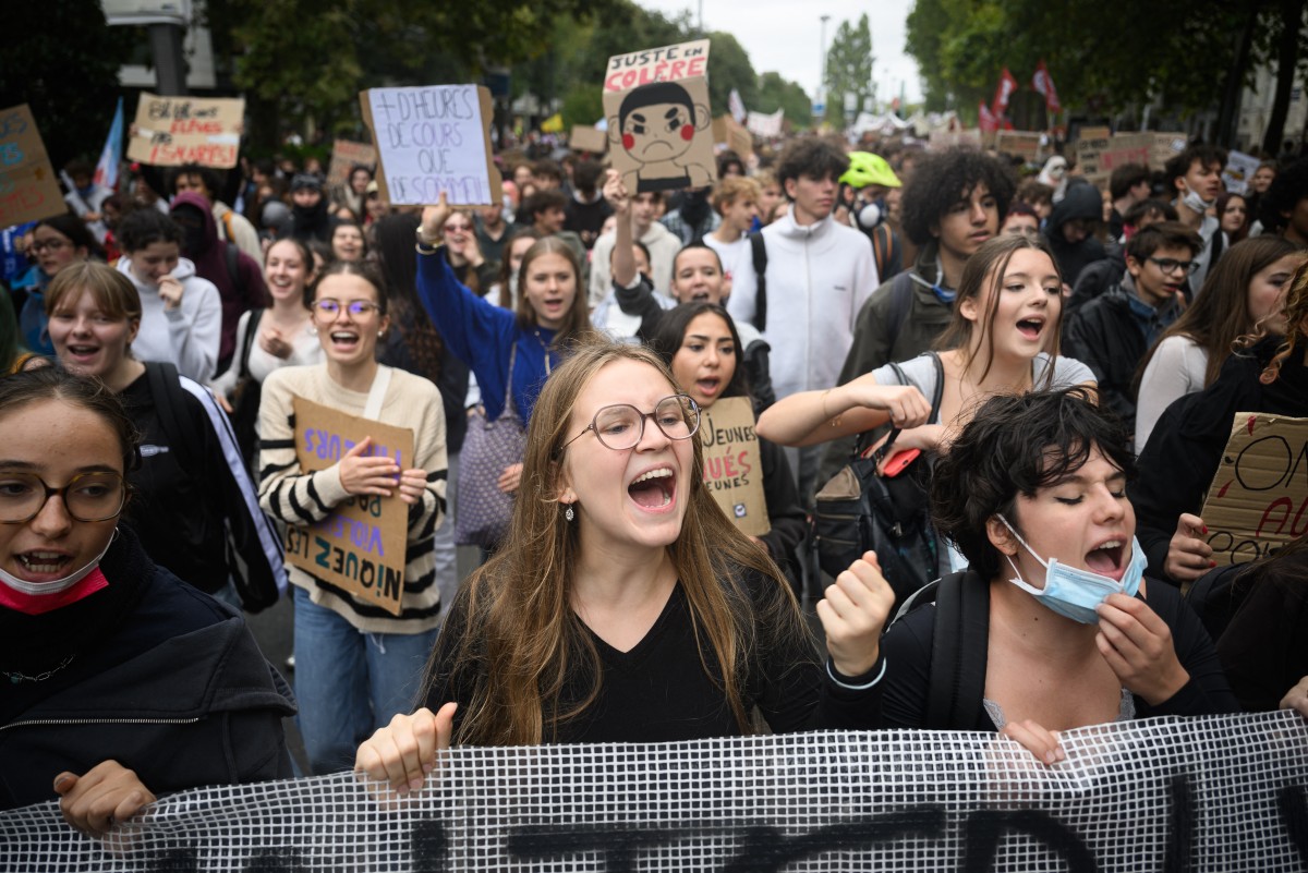 Thousands of students protest in Nantes, on October 9, 2026, as part of a nationwide protest movement over learning conditions. 