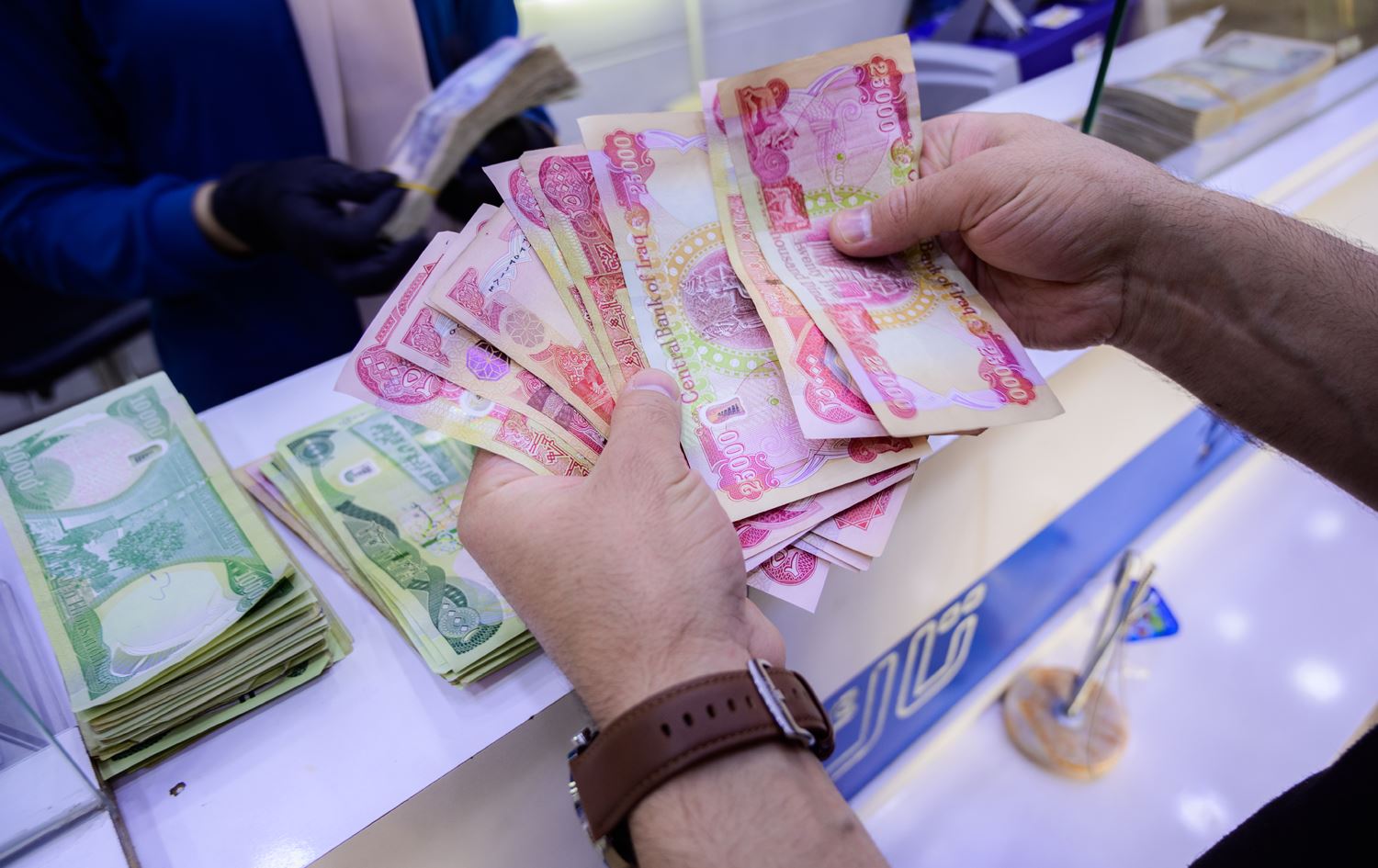 کاتی دابەشکردنی مووچەی مامۆستایانی گرێبەست بەهۆی داهاتی ناوخۆوە دیار نییە. فۆتۆ: حەمەسوور - کەناڵ8