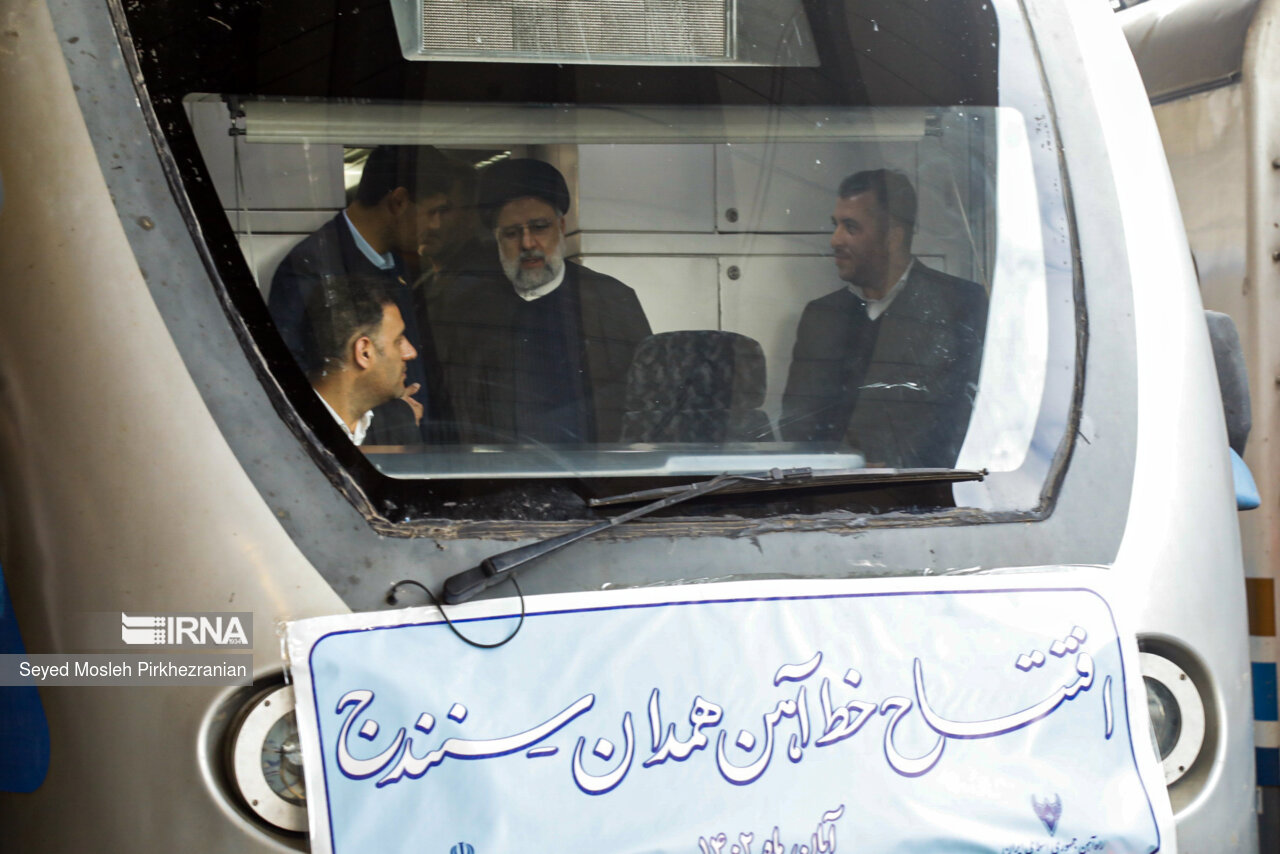 سەرۆککۆماری ئێران لەکاتی کردنەوەی پرۆژەکە فۆتۆ: ئاژانسی ئێرنا