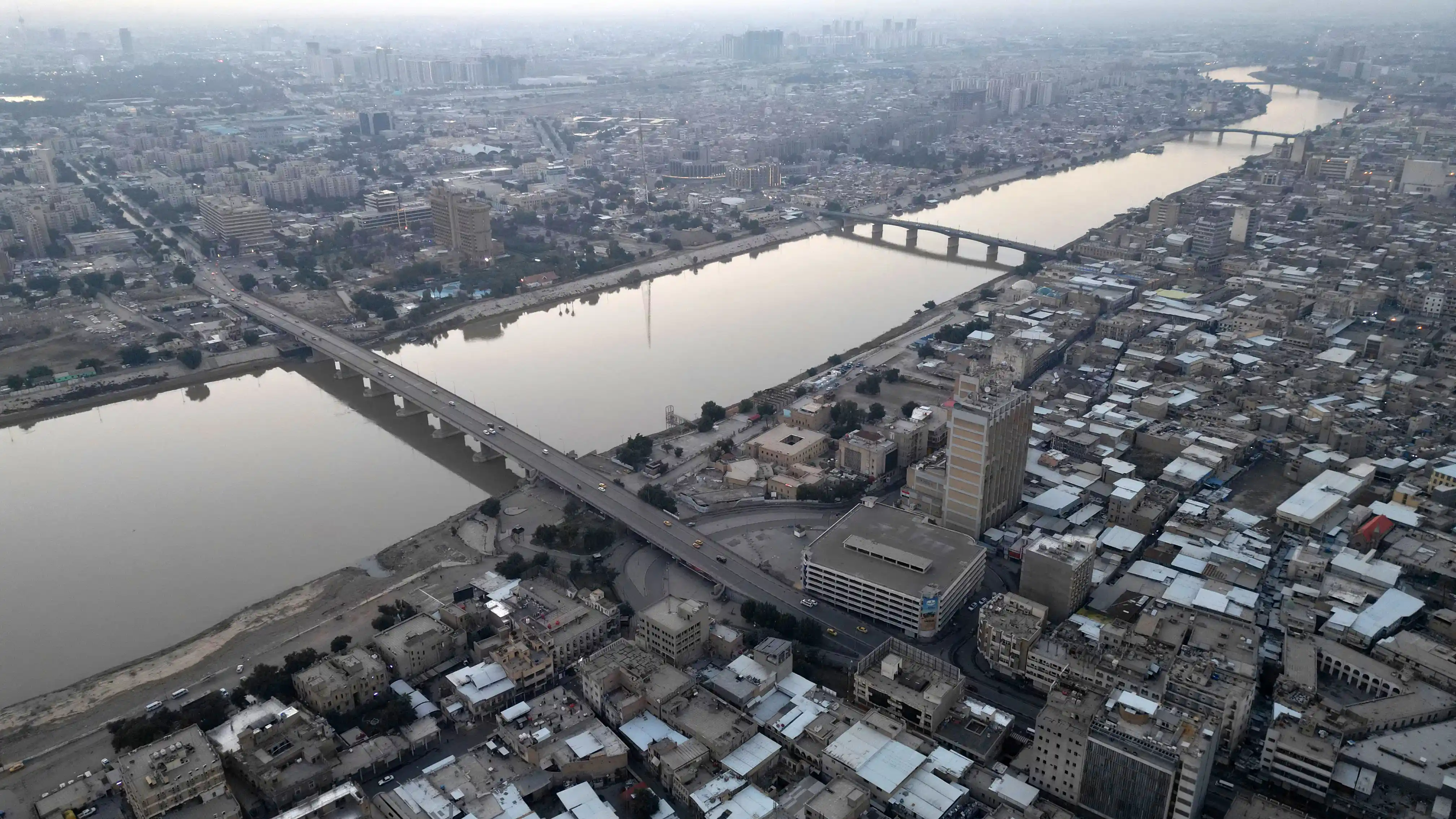 دیمەنی شاری بەغداد لە ئاسمانەوە. فۆتۆ: AP