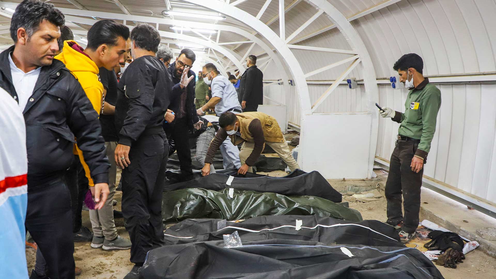 تەرمی ژمارەیەك لە كوژراوانی دوو تەقینەوەكەی شاری كرمان لە ئێران لە یادی كوژرانی قاسم سولەیمانی.  فۆتۆ: AP
