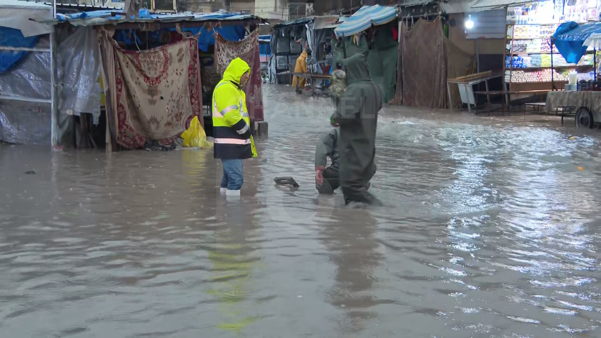 دیمەنی کۆبوونەوەى ئاو و دروستبوونى لافاو لە گەڕەکى تەیراوا لە شارى هەولێر. فۆتۆ: کەناڵ8