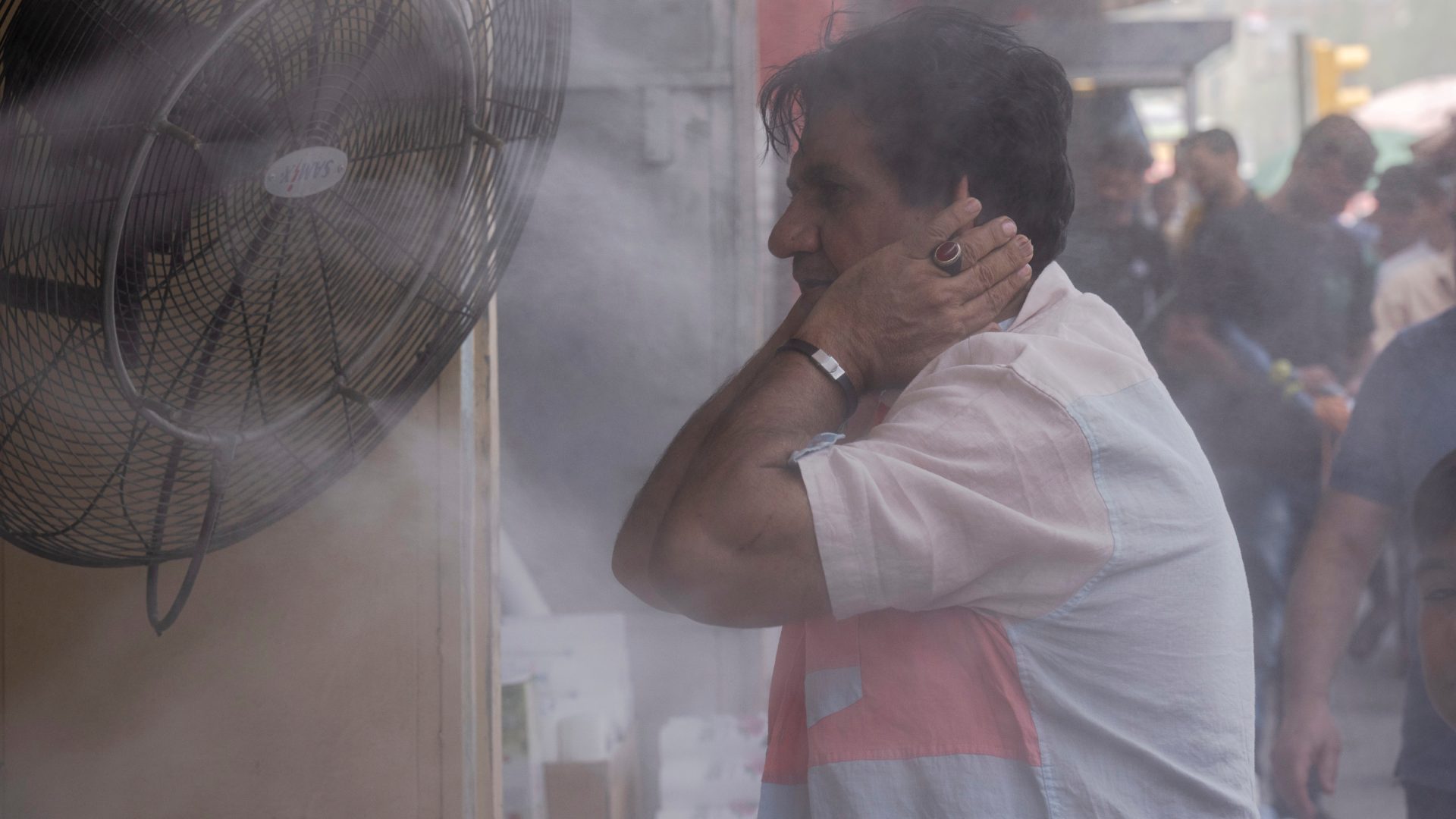 بەهۆی بەرزی پلەكانی گەرماوە، هاوڵاتییەك لە بەغداد خۆی فێنك دەكاتەوە. فۆتۆ: AP