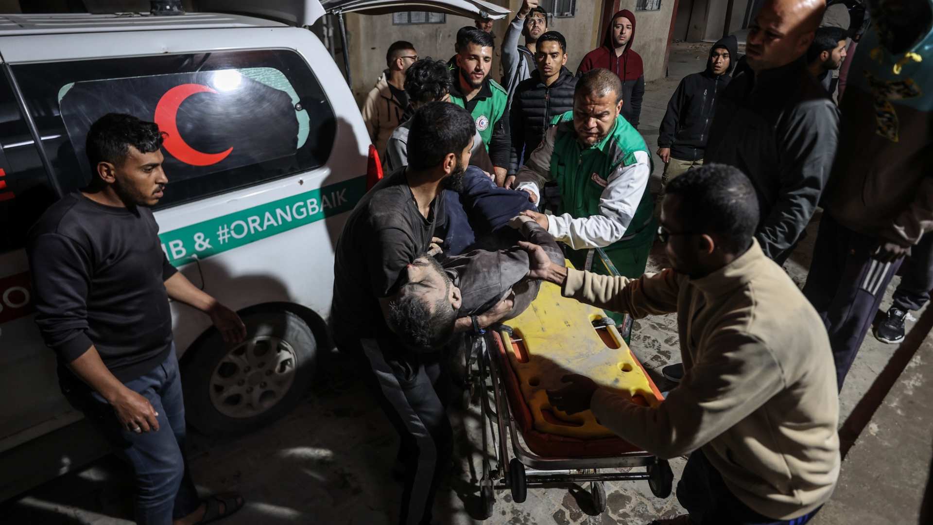 ساتی گەیاندنی تەرمی یەكێك لە قوربانییەكان بە نەخۆشخانە. فۆتۆ: AA
