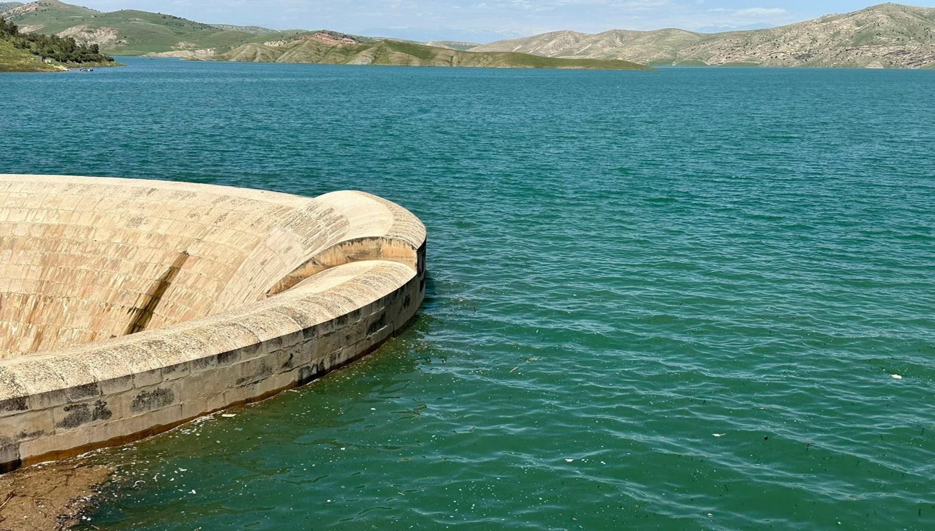 دیمەنێک لە ئاستی ئاوی بەنداوی دووکان لە دەورووبەری بێڵماوسی بەنداوەکە