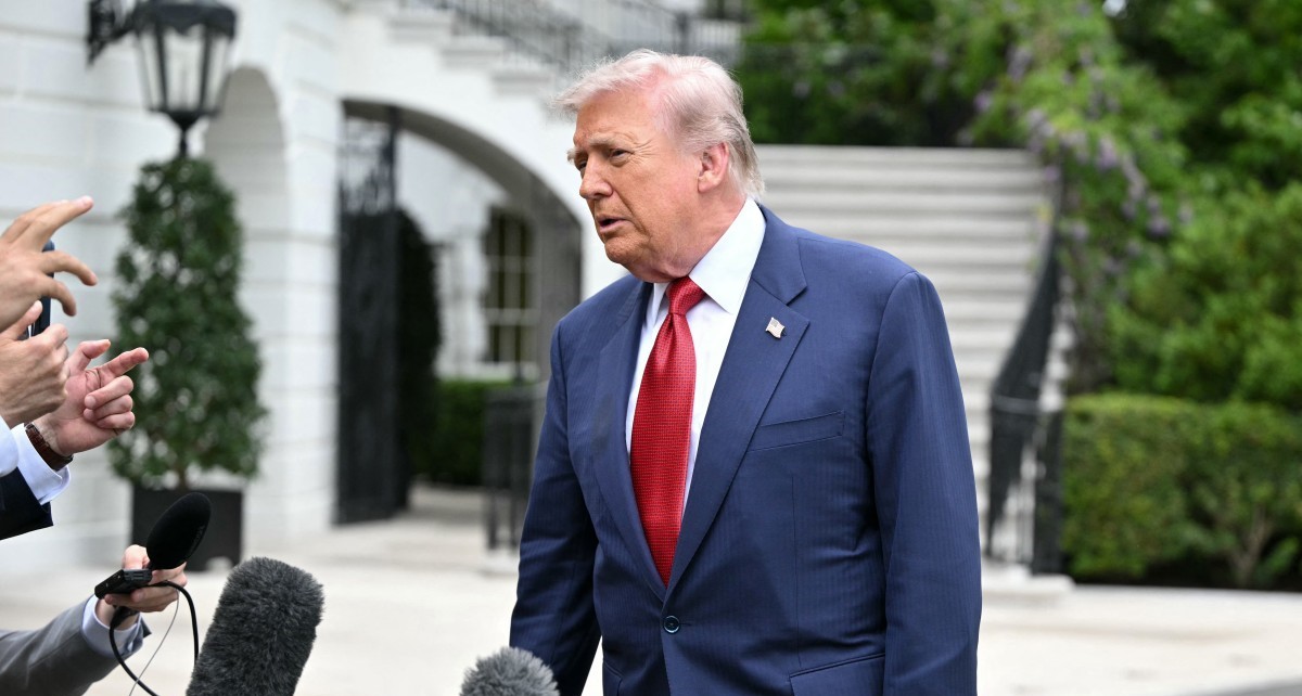 دۆناڵد ترەمپ، سەرۆکی ئەمریکا لە کاتی لێدوانی بۆ ڕۆژنامەوان لە بەردەم کۆشکی سپی، فۆتۆ: AFP