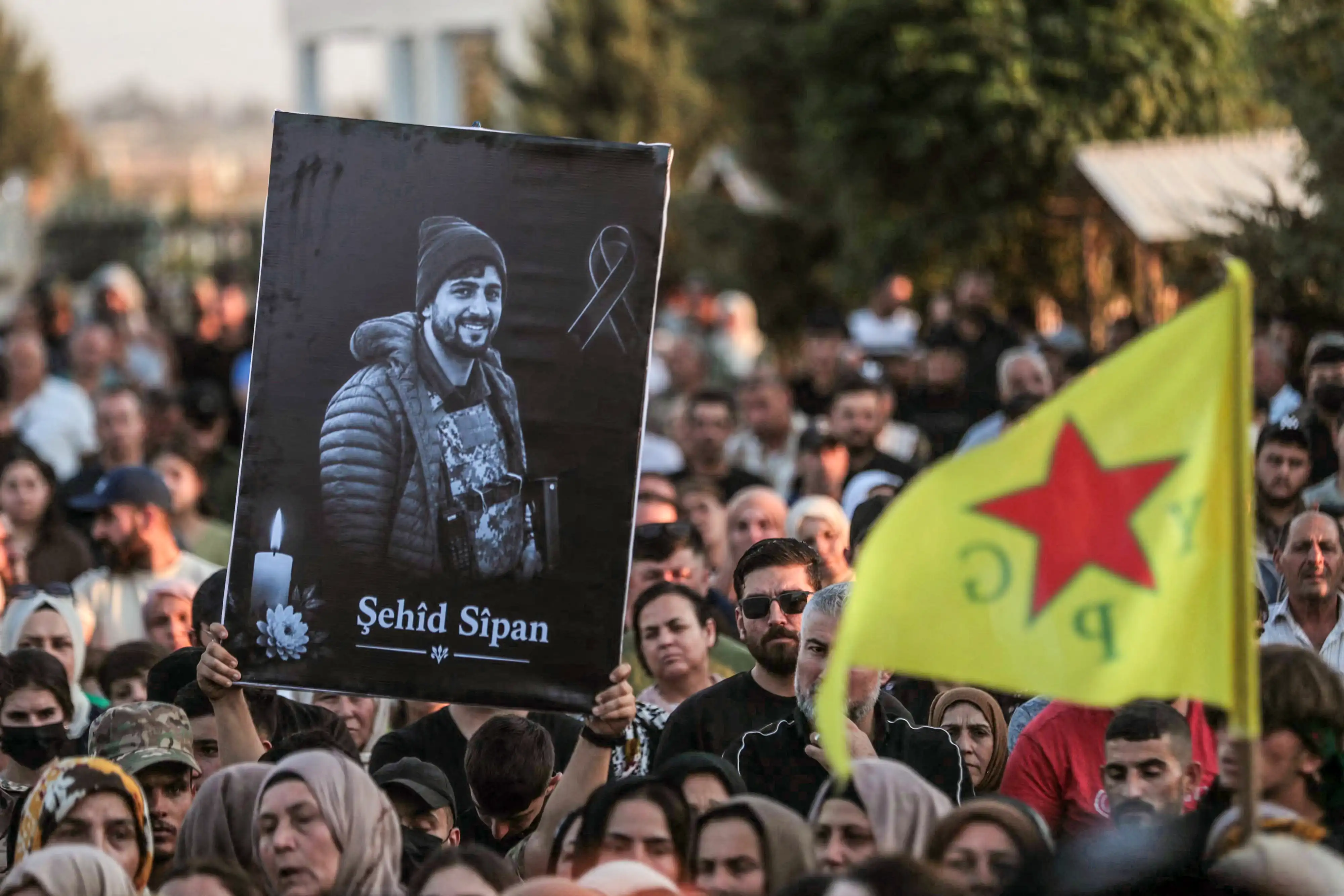 ڕێوڕەسمی بەخاکسپاردنی تەرمی شەهید سیپان حەسۆ لە لەشاری حەسەکە