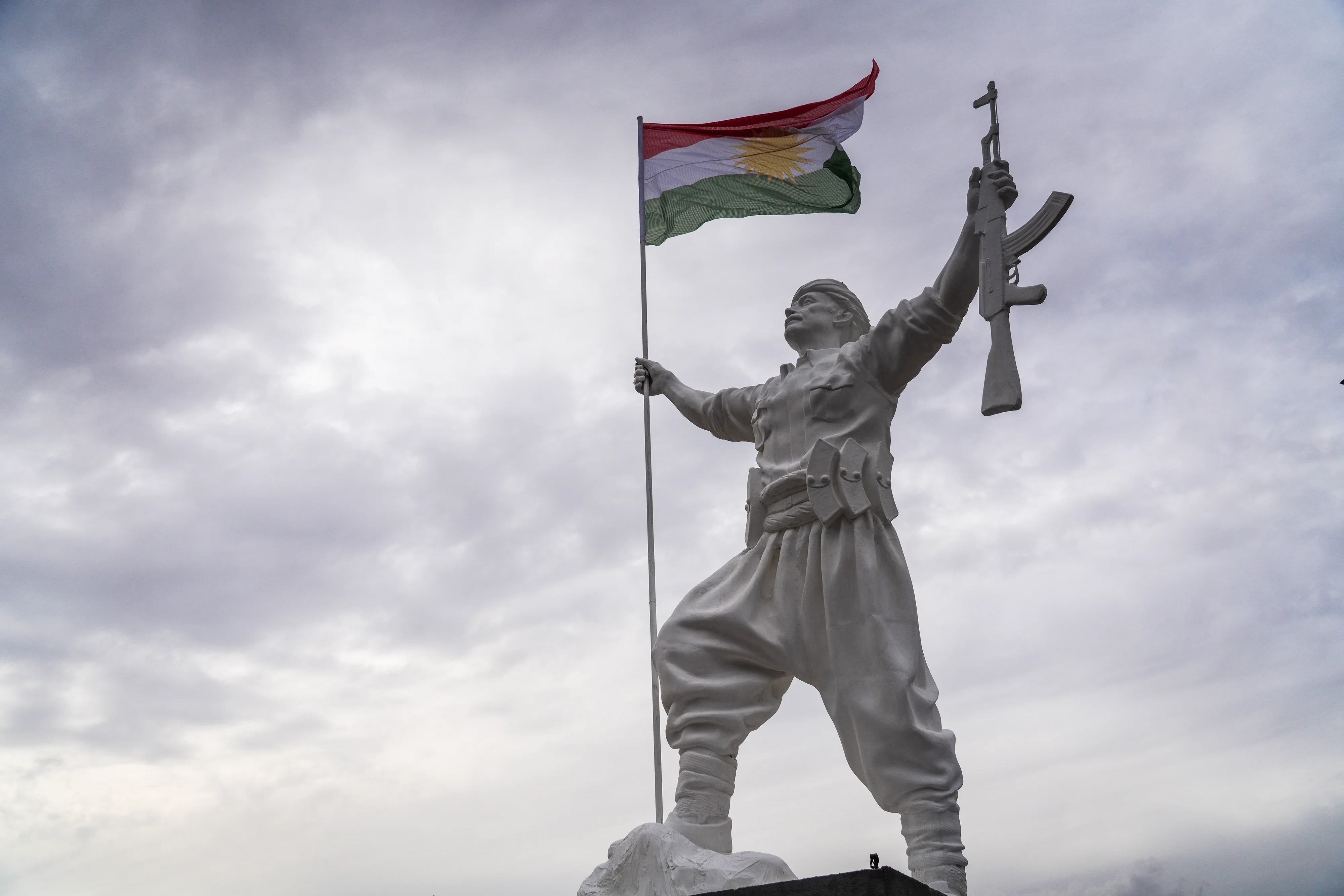 لە هەواری شاری سلێمانی پەردە لە سەر پەیکەری پێشمەرگە لادرا