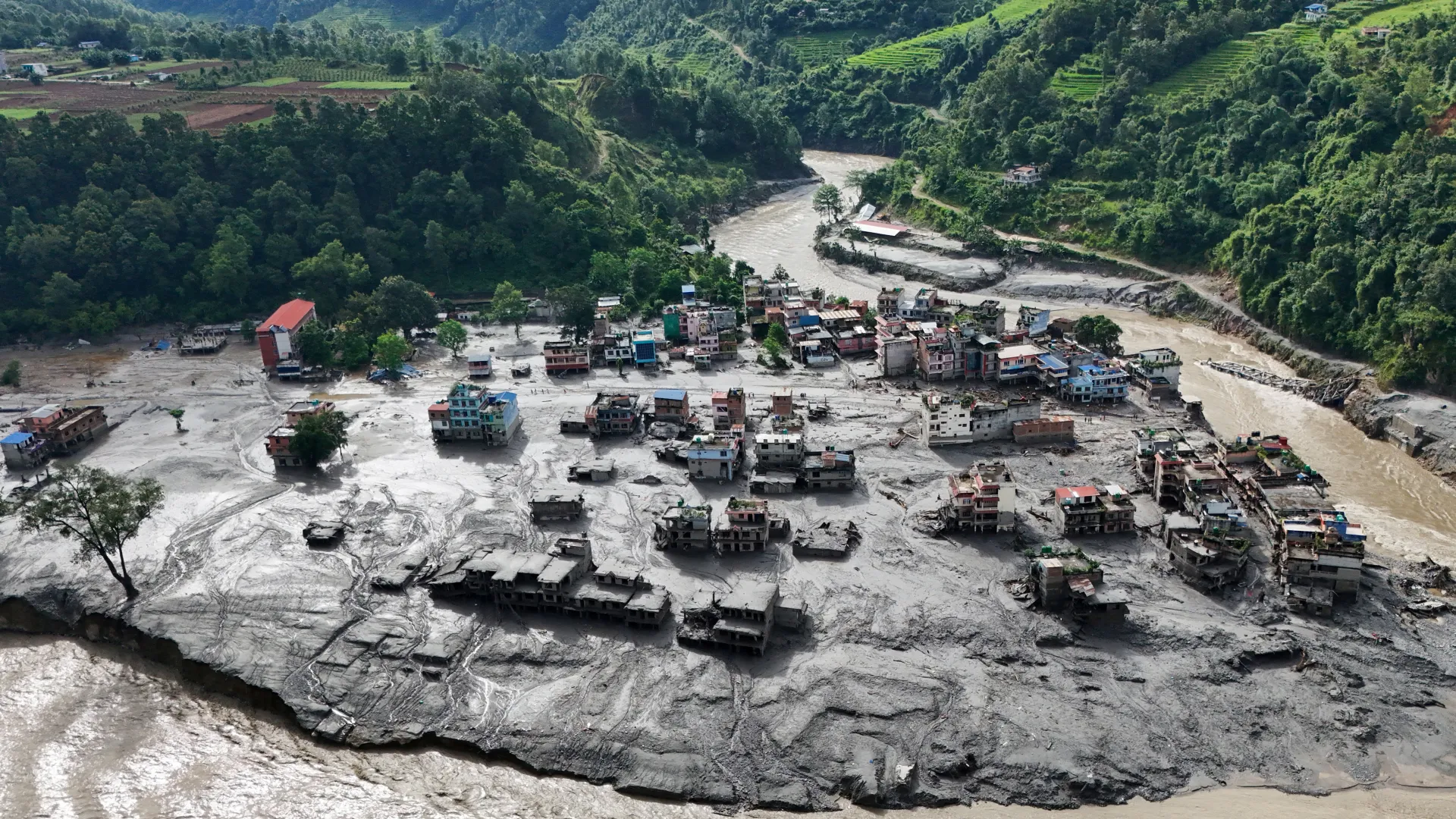 DI ENCAMA LEHIYA NEPALÊ DE, ZÊDETIRÎ 550 KESÎ JIYANA XWE JI DEST DA