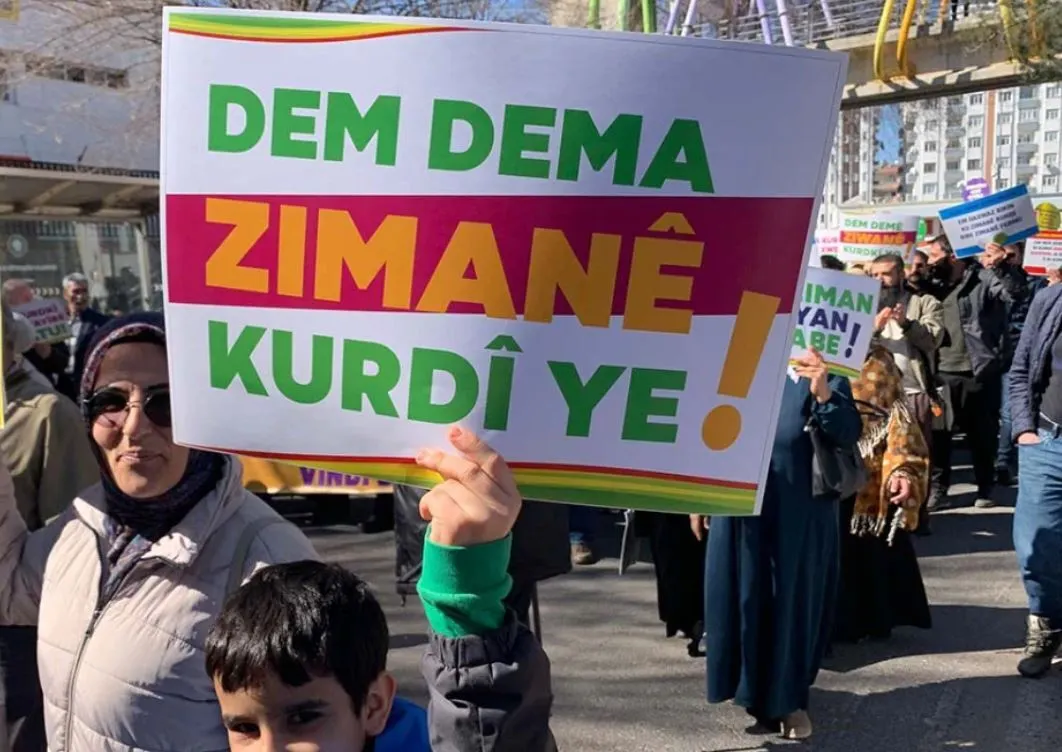 DI SALA NÛ YA PERWERDEYÊ DE REWŞA DERSÊN KURDÎ