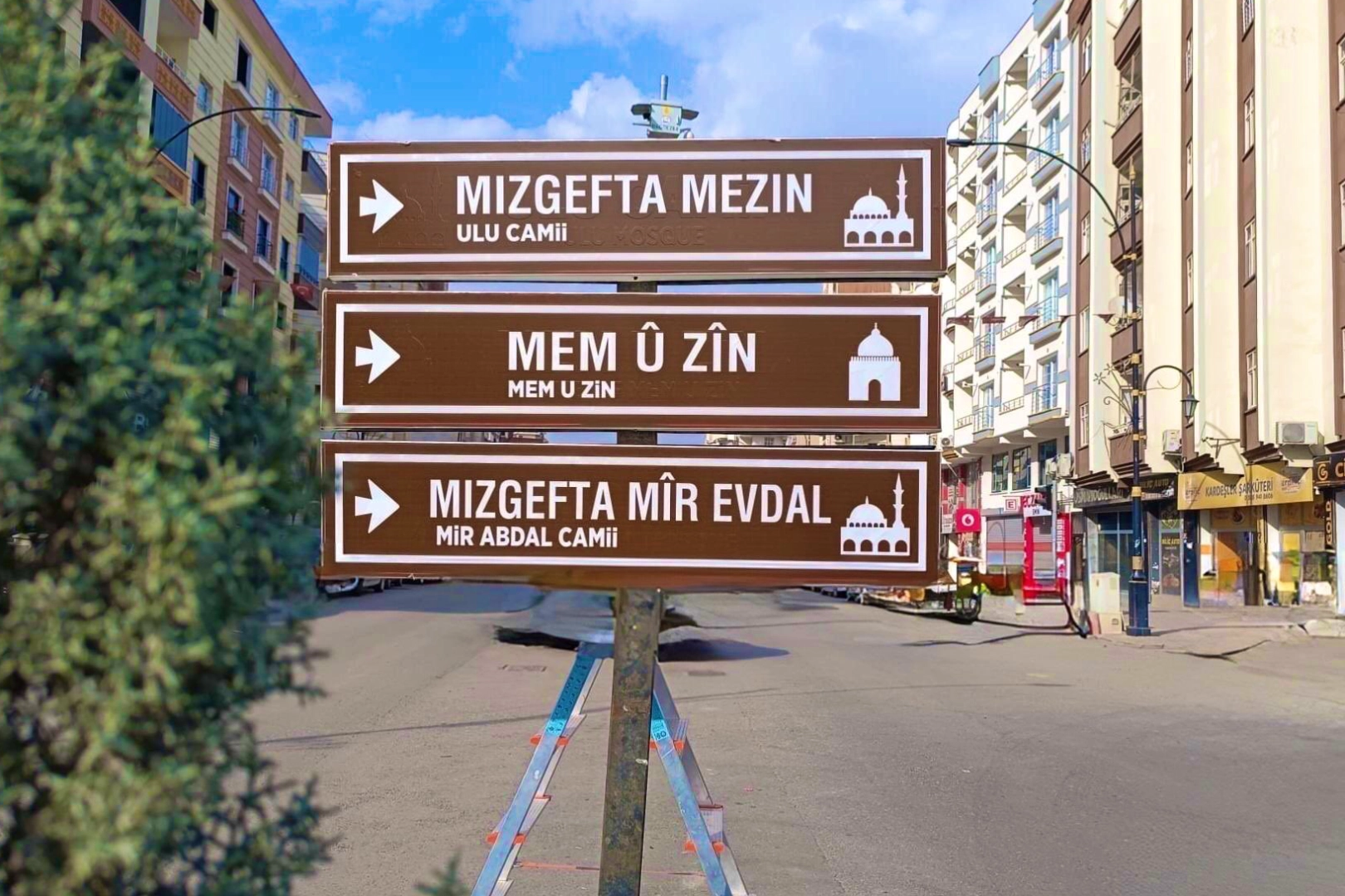 LI SER PLATFORMA XÊ NÎQAŞA JI BO TABELAYÊN KURDÎ GUR DIBE