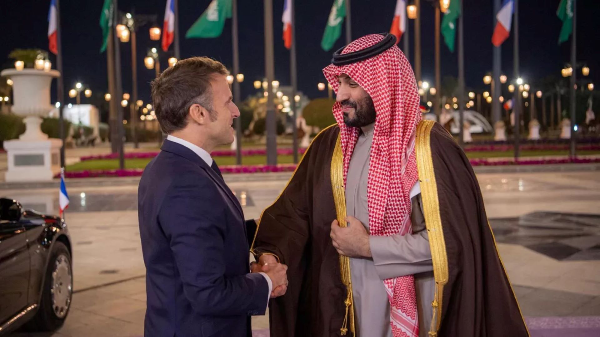 امانوئل ماکرون، رئیسجمهوری فرانسه و محمد بن سلمان، ولیعهد عربستان سعودی. عکس: AP