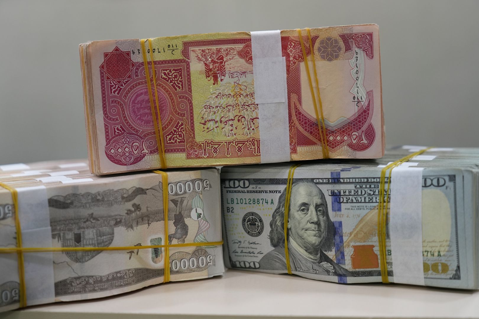 عراق نرخ رسمی دلار را به ۱۵۰ هزار دینار افزایش داد