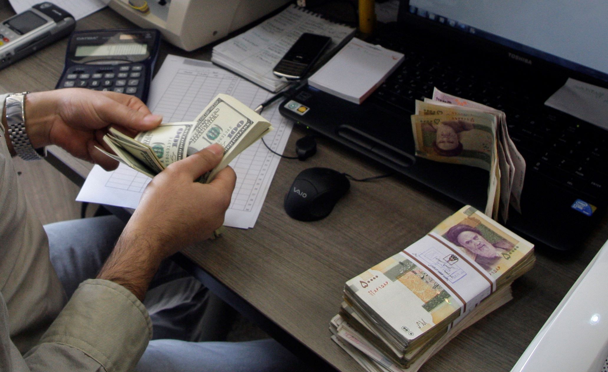 ارزش پول ایران در حال کاهش است. عکس: AP 